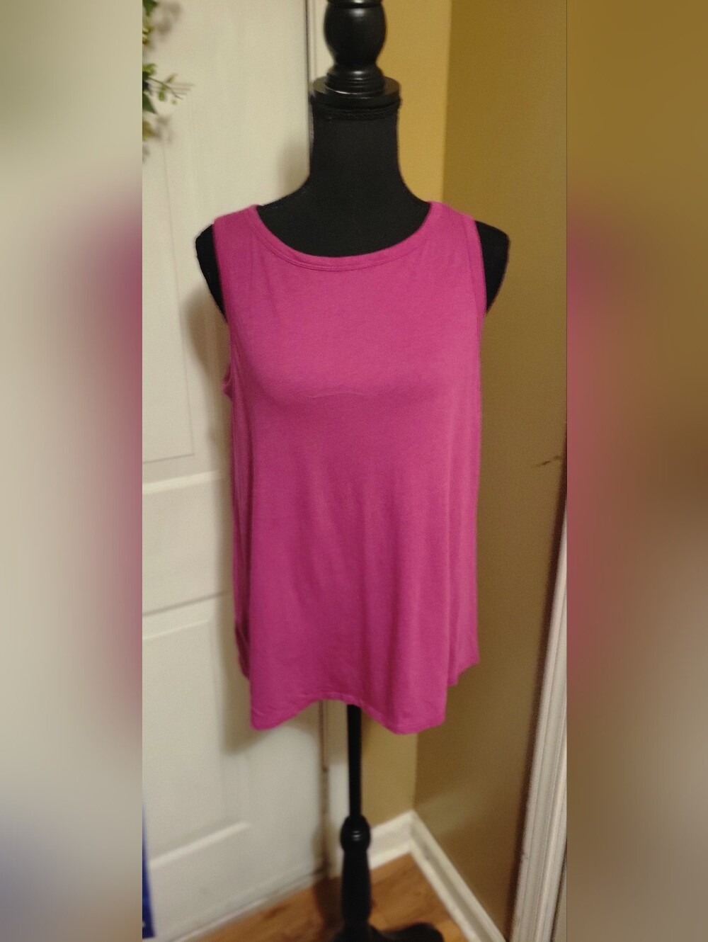 Women's Sleeveless Scoop Neck Swing Tank Top - Magenta, Size Med. NWT